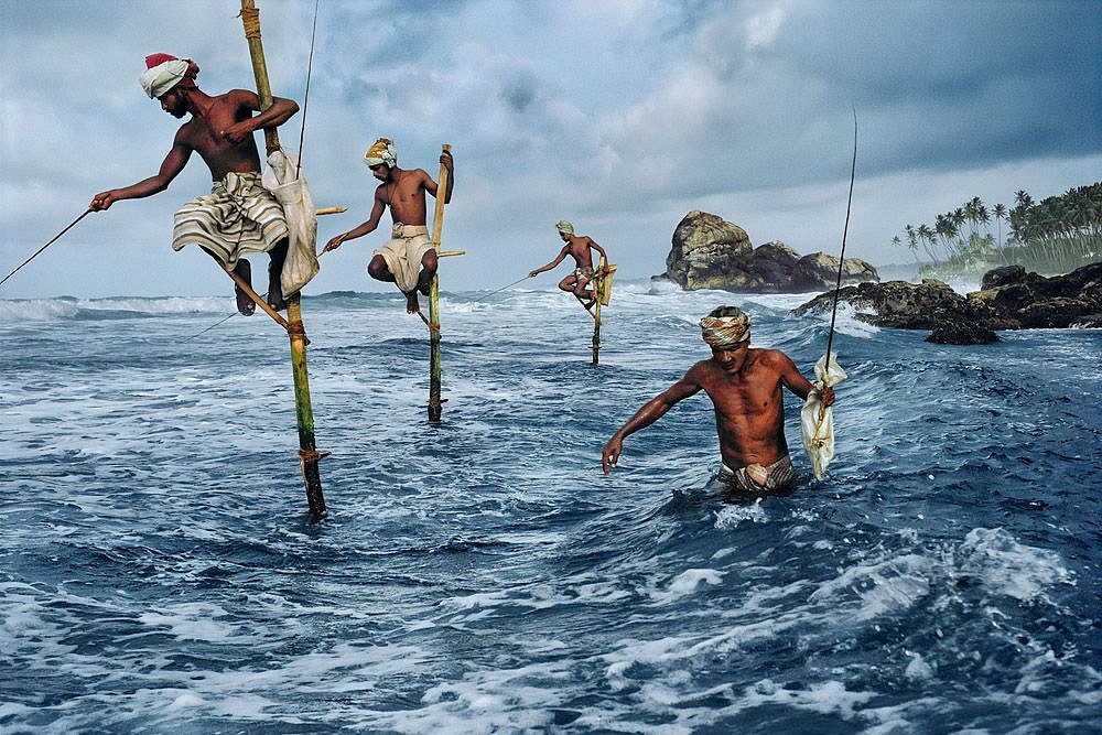 FISHERMEN AT WELIGAMA. SRILANKA, 1995